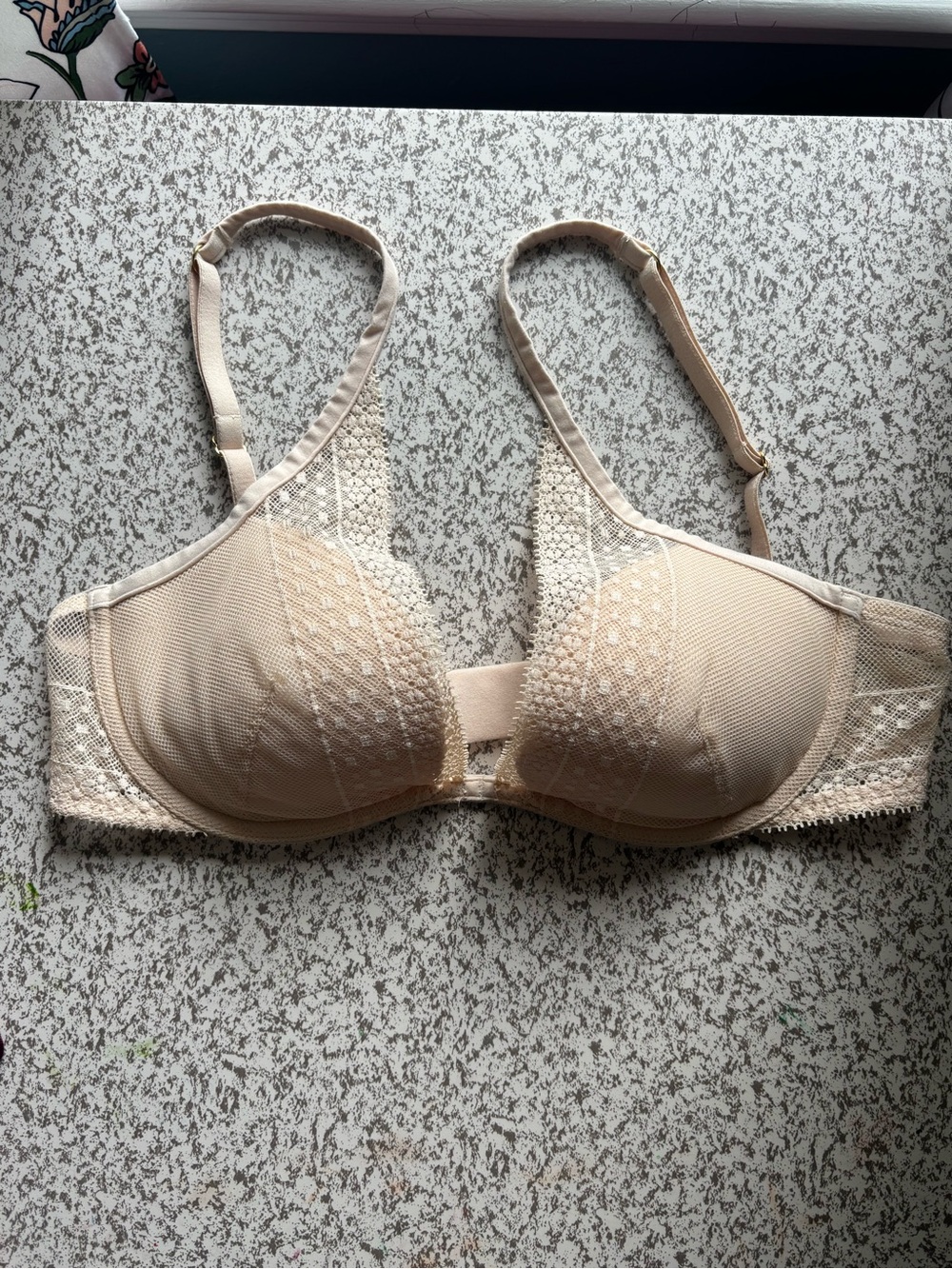 EUC Sexy Lace Victoria's Secret Incredible Plunge Underwire Bra 34C Beige